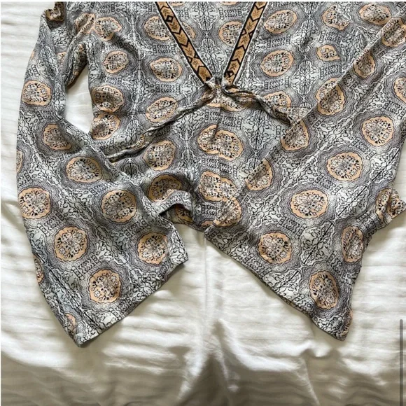 Patterned V-Neck Women's Top - Picture 11 of 16